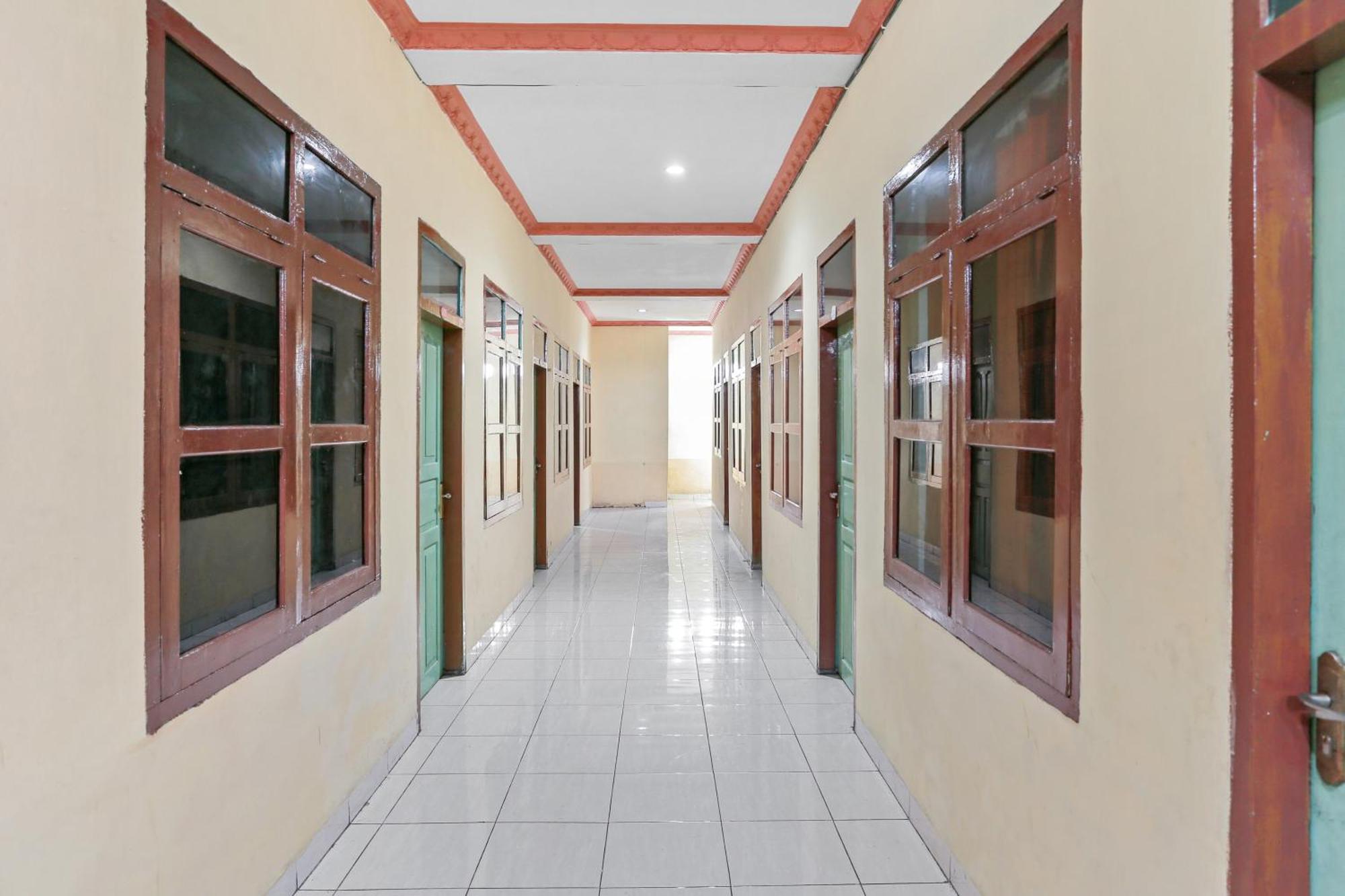 Oyo 93046 Hotel Fortuna Parepare Buitenkant foto