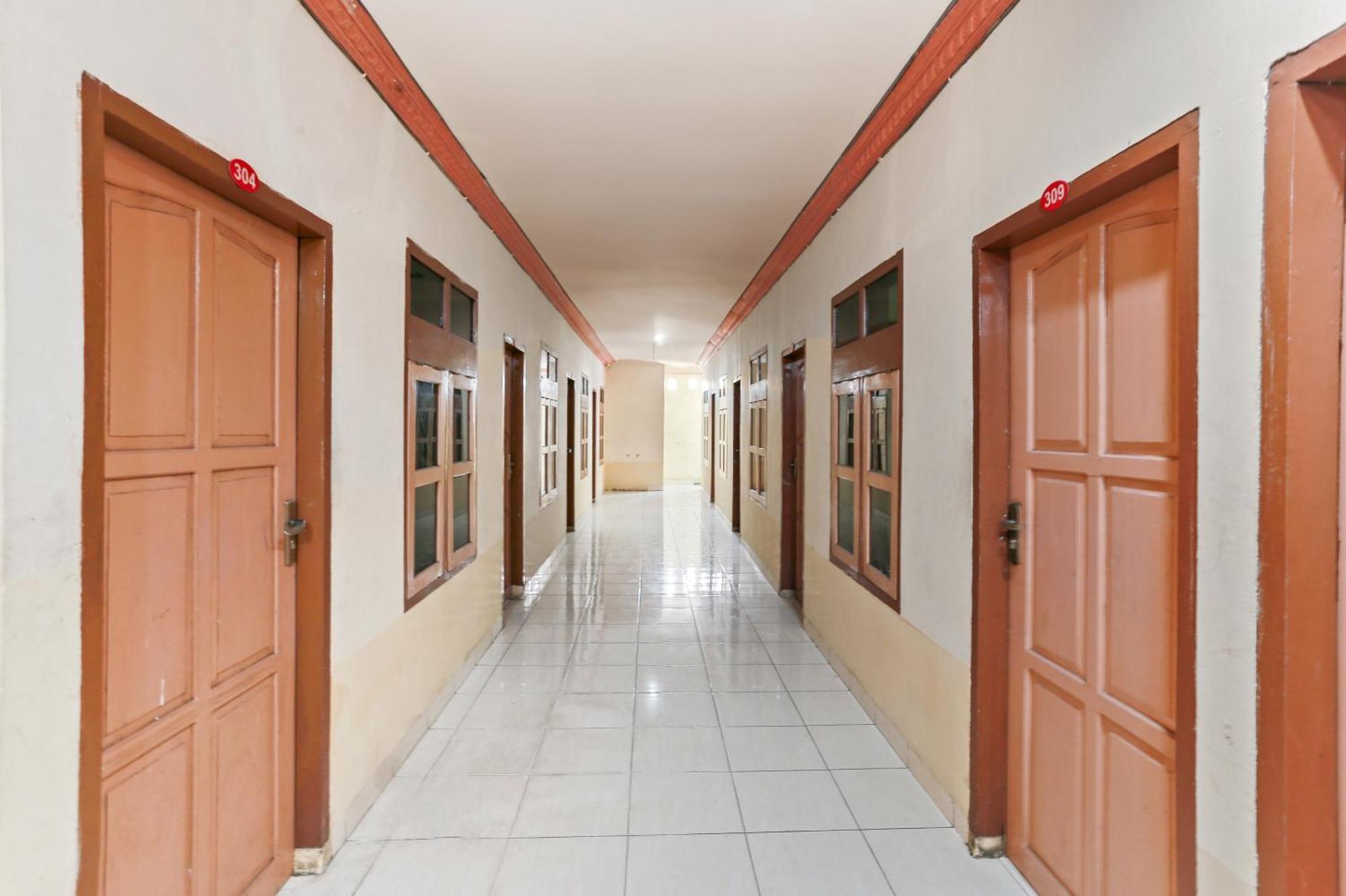 Oyo 93046 Hotel Fortuna Parepare Buitenkant foto