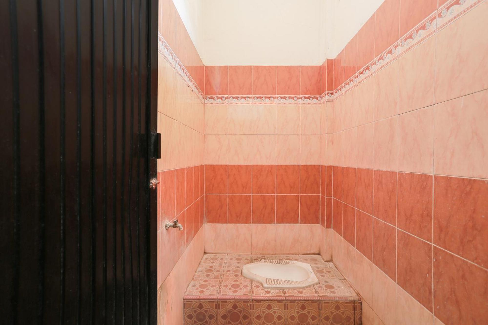 Oyo 93046 Hotel Fortuna Parepare Buitenkant foto