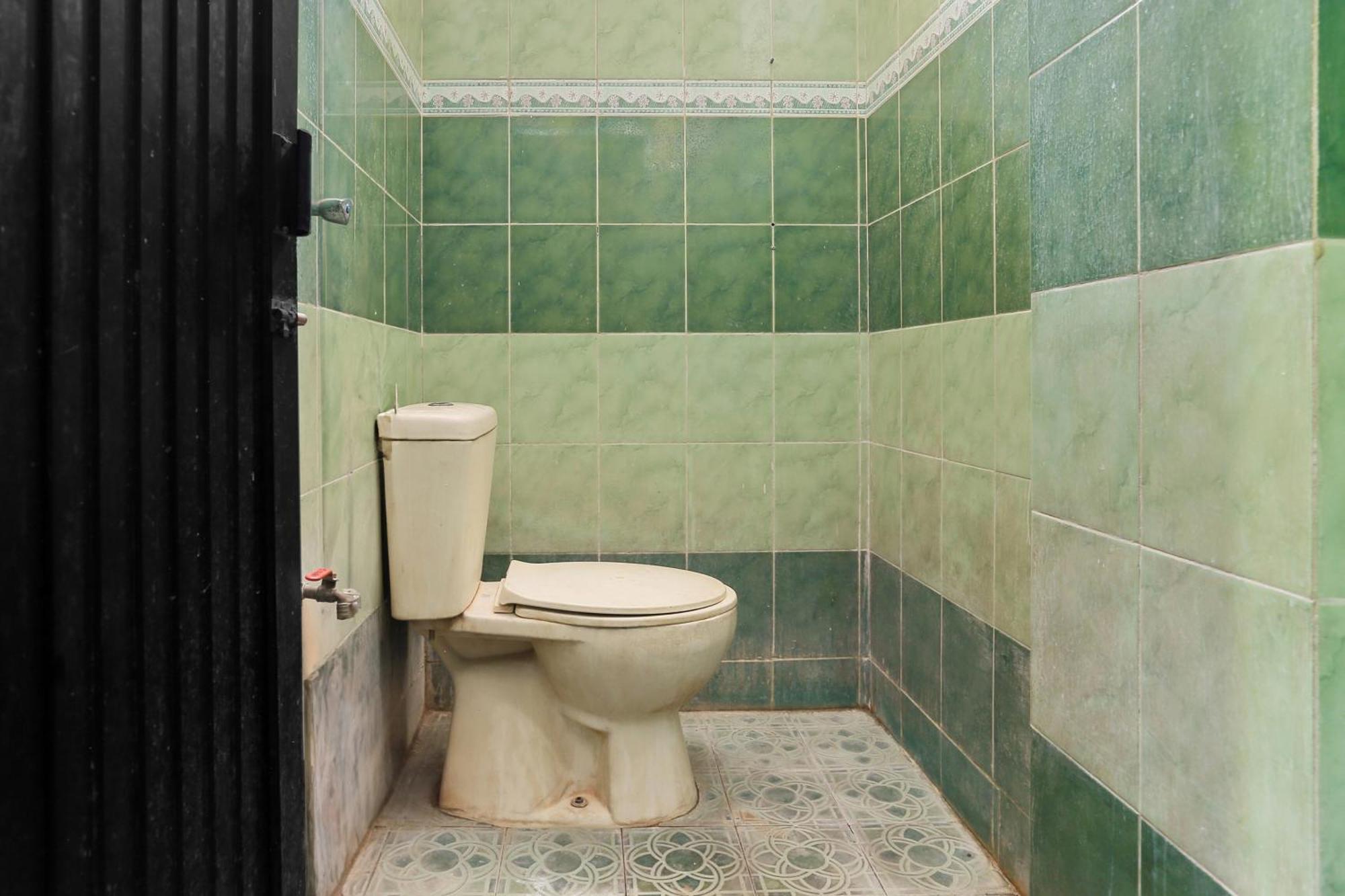 Oyo 93046 Hotel Fortuna Parepare Buitenkant foto