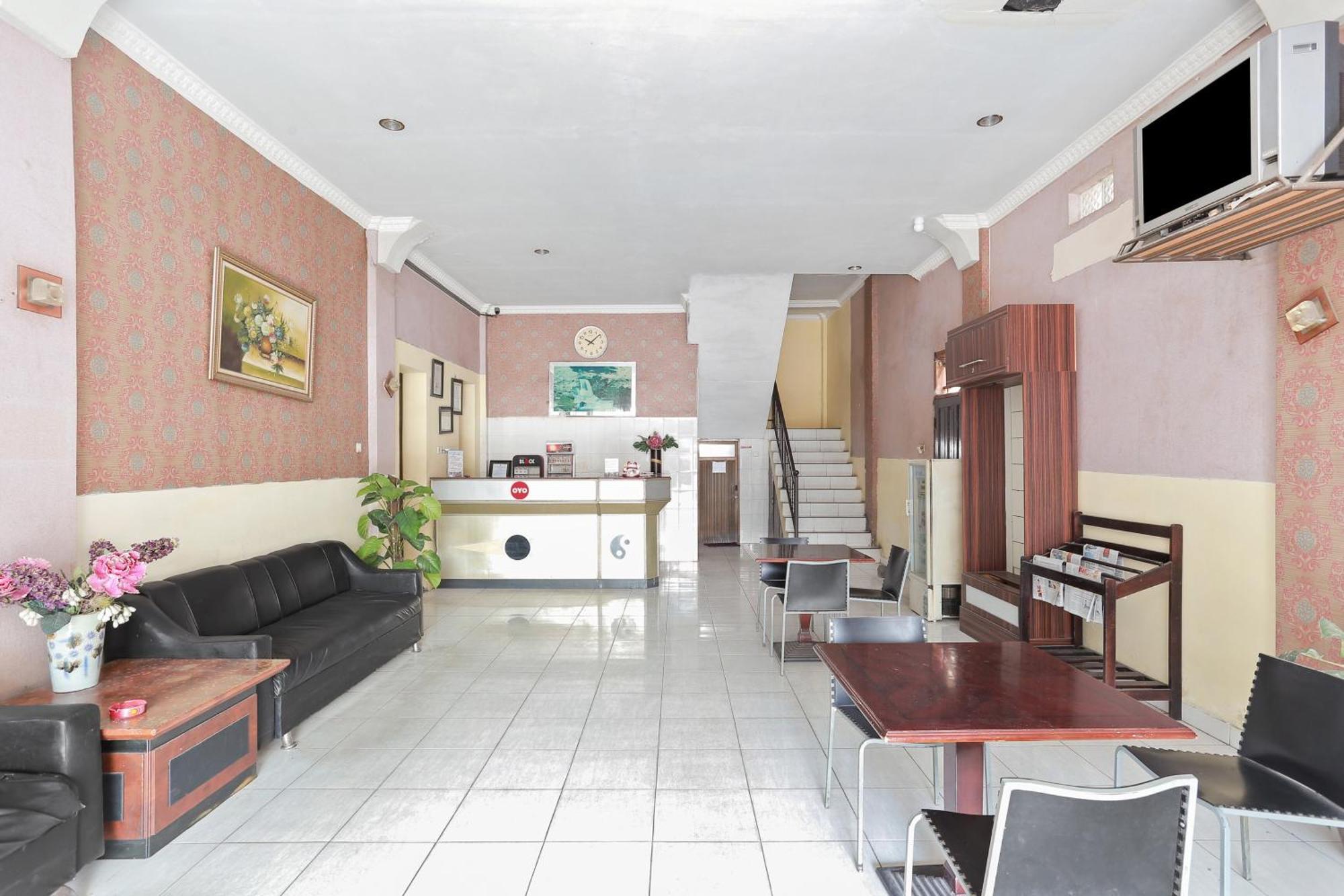 Oyo 93046 Hotel Fortuna Parepare Buitenkant foto
