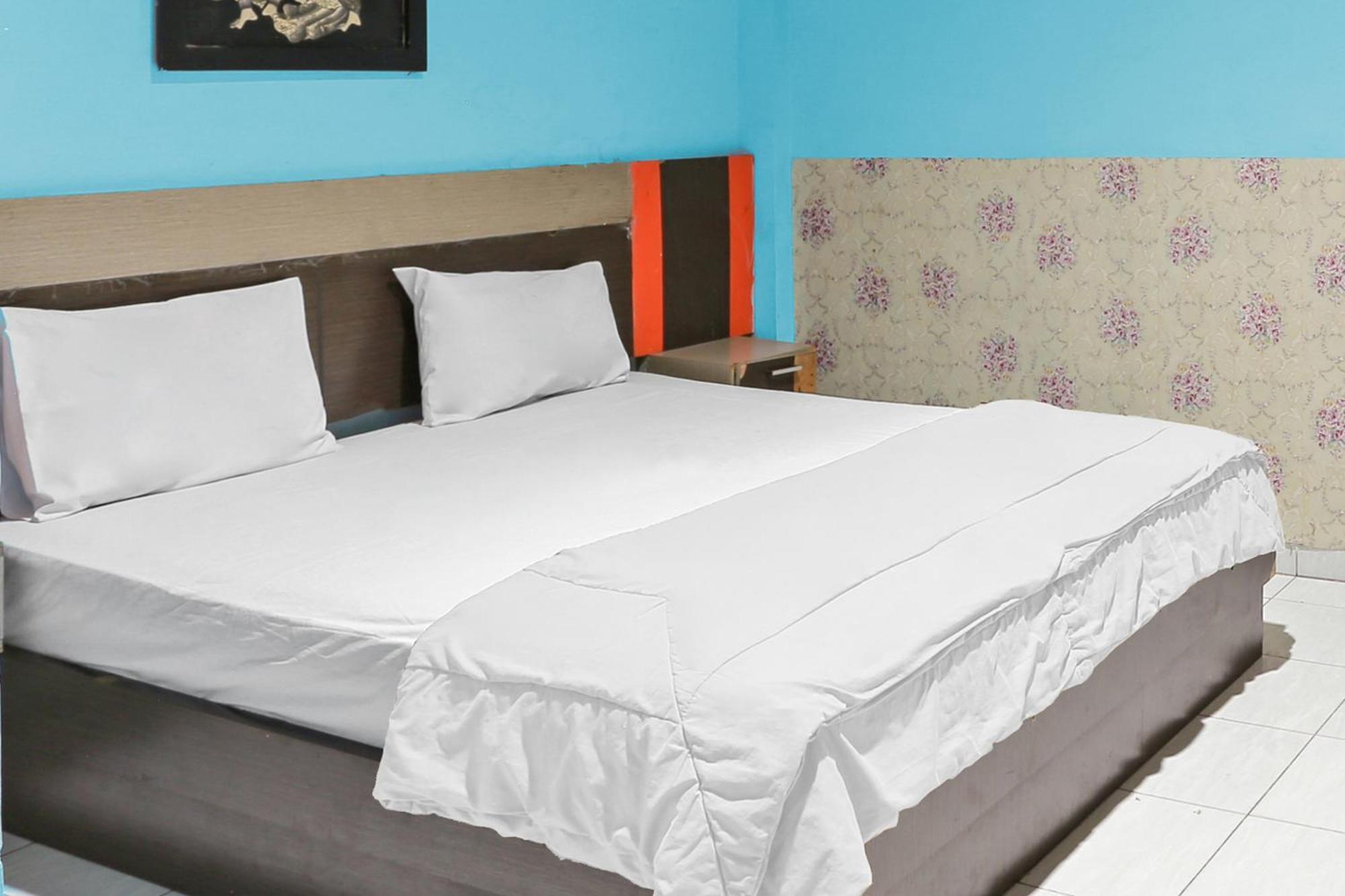 Oyo 93046 Hotel Fortuna Parepare Buitenkant foto