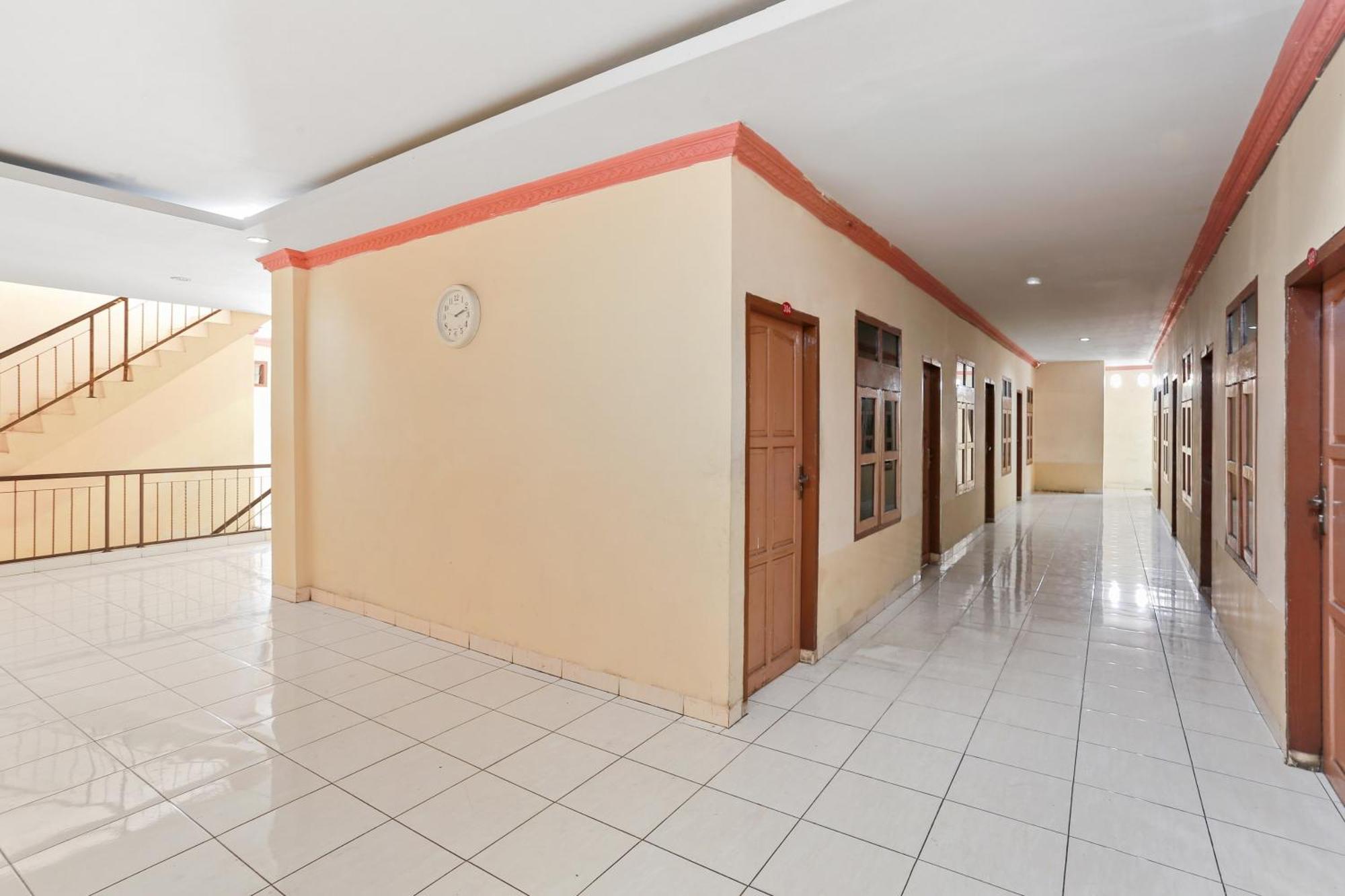 Oyo 93046 Hotel Fortuna Parepare Buitenkant foto