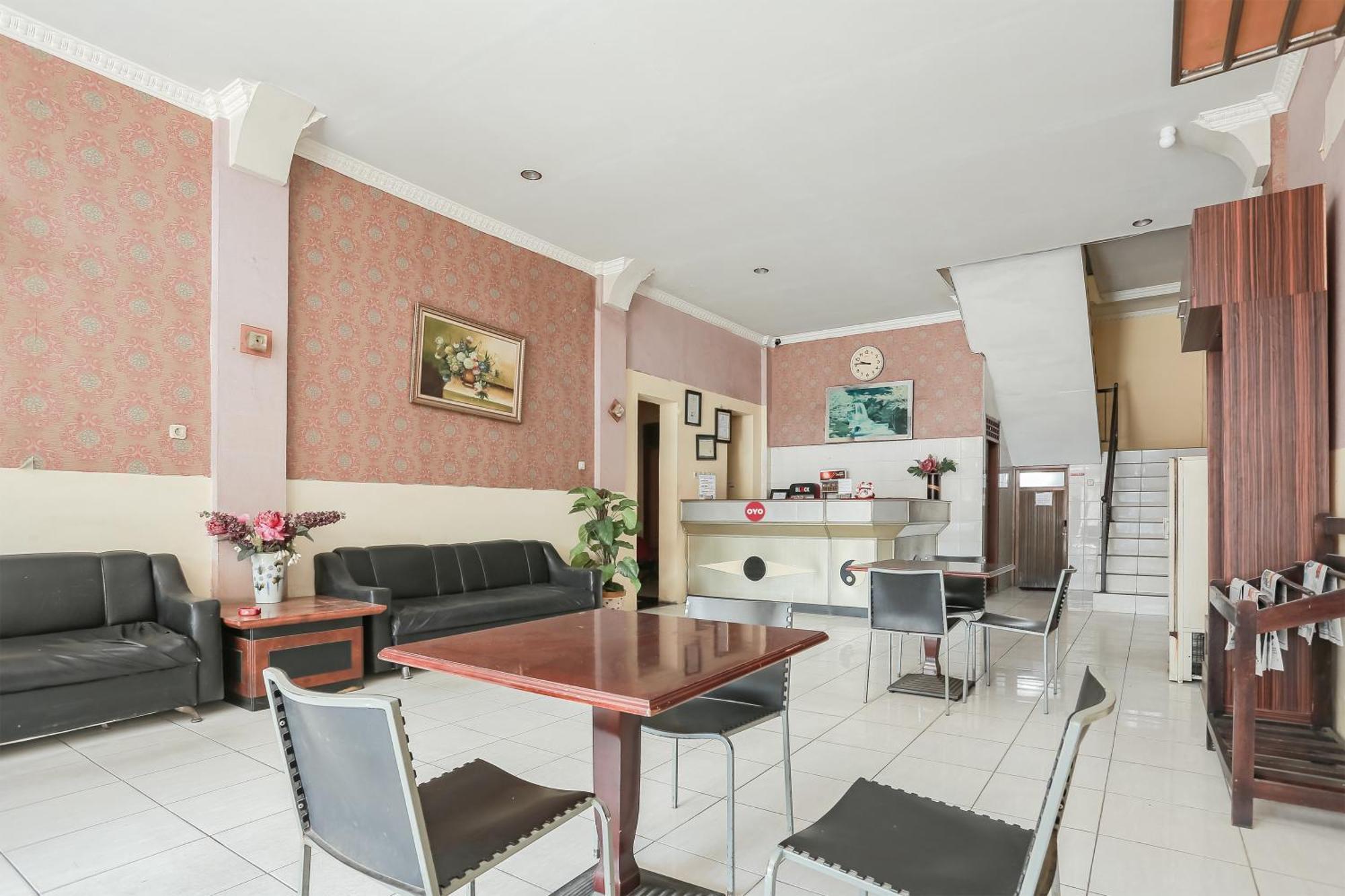 Oyo 93046 Hotel Fortuna Parepare Buitenkant foto