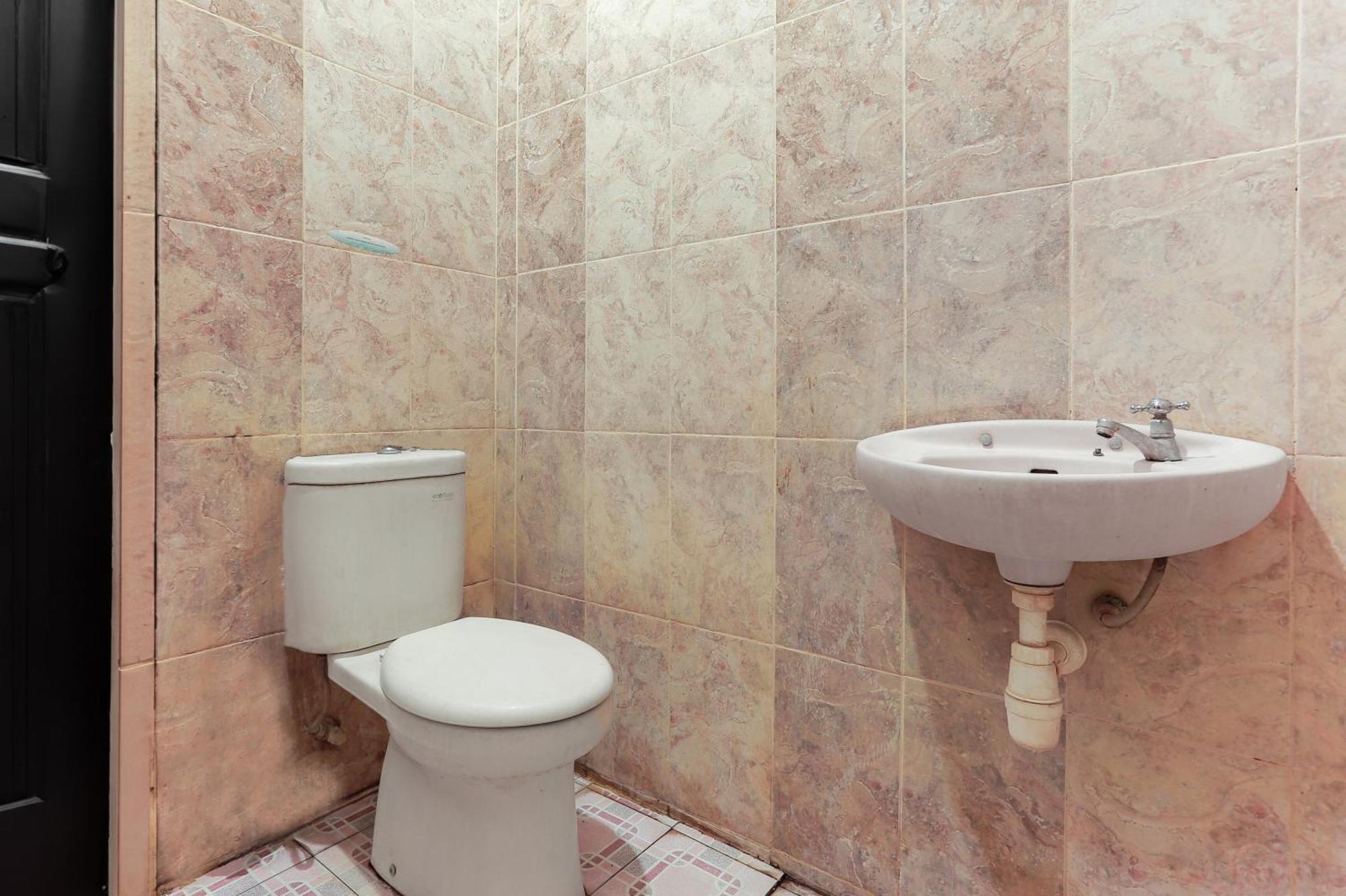 Oyo 93046 Hotel Fortuna Parepare Buitenkant foto