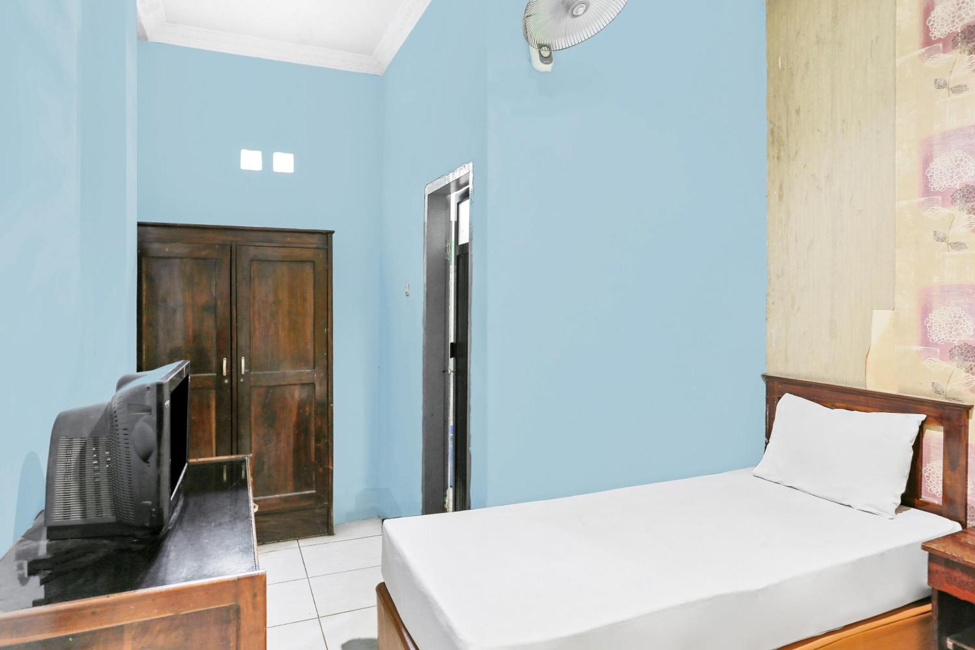 Oyo 93046 Hotel Fortuna Parepare Buitenkant foto