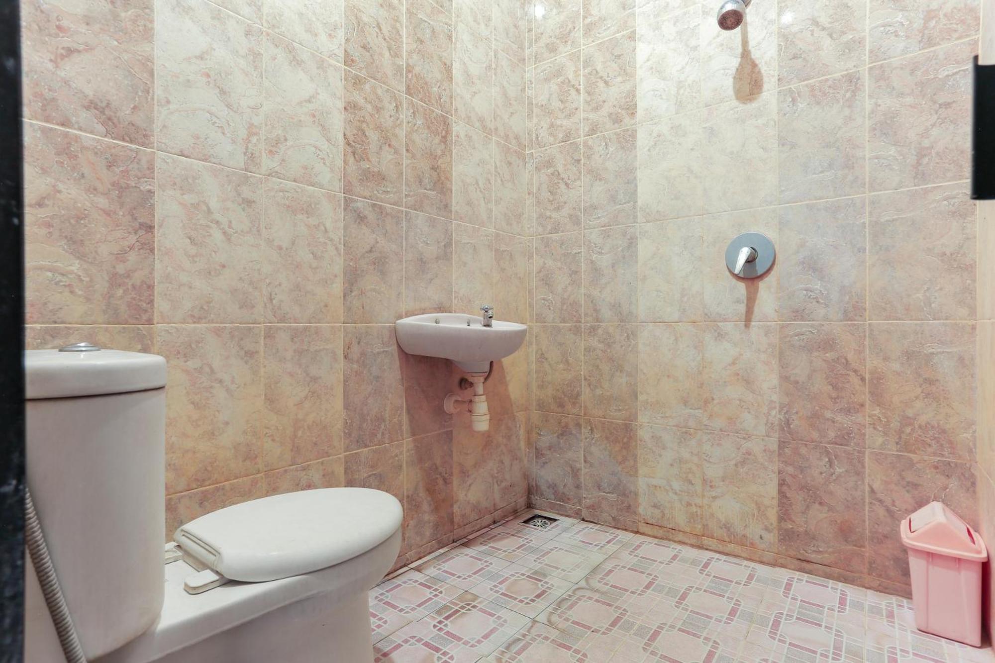 Oyo 93046 Hotel Fortuna Parepare Buitenkant foto