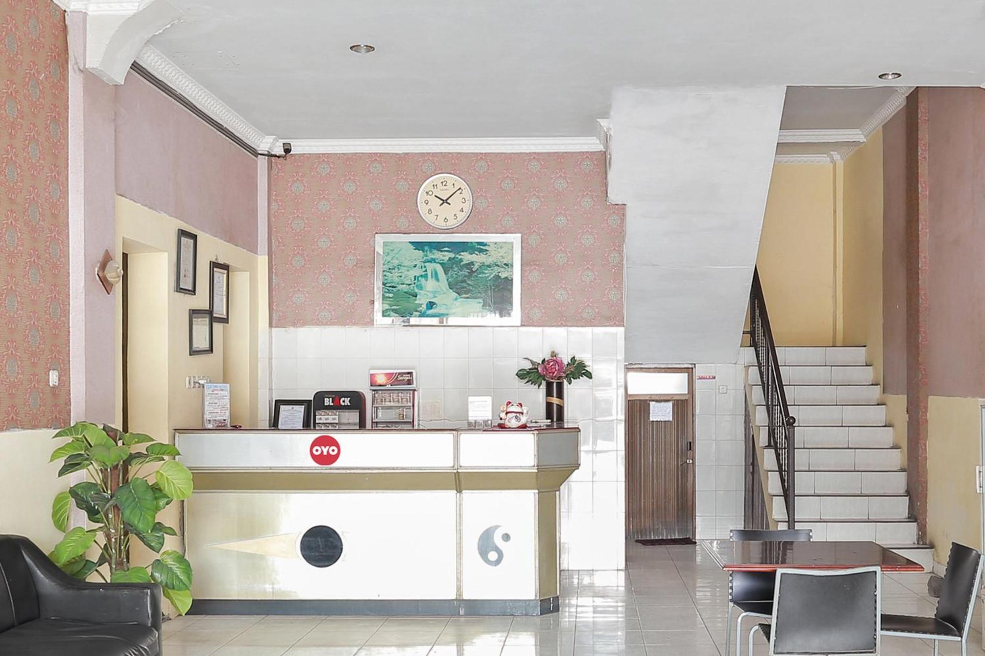Oyo 93046 Hotel Fortuna Parepare Buitenkant foto