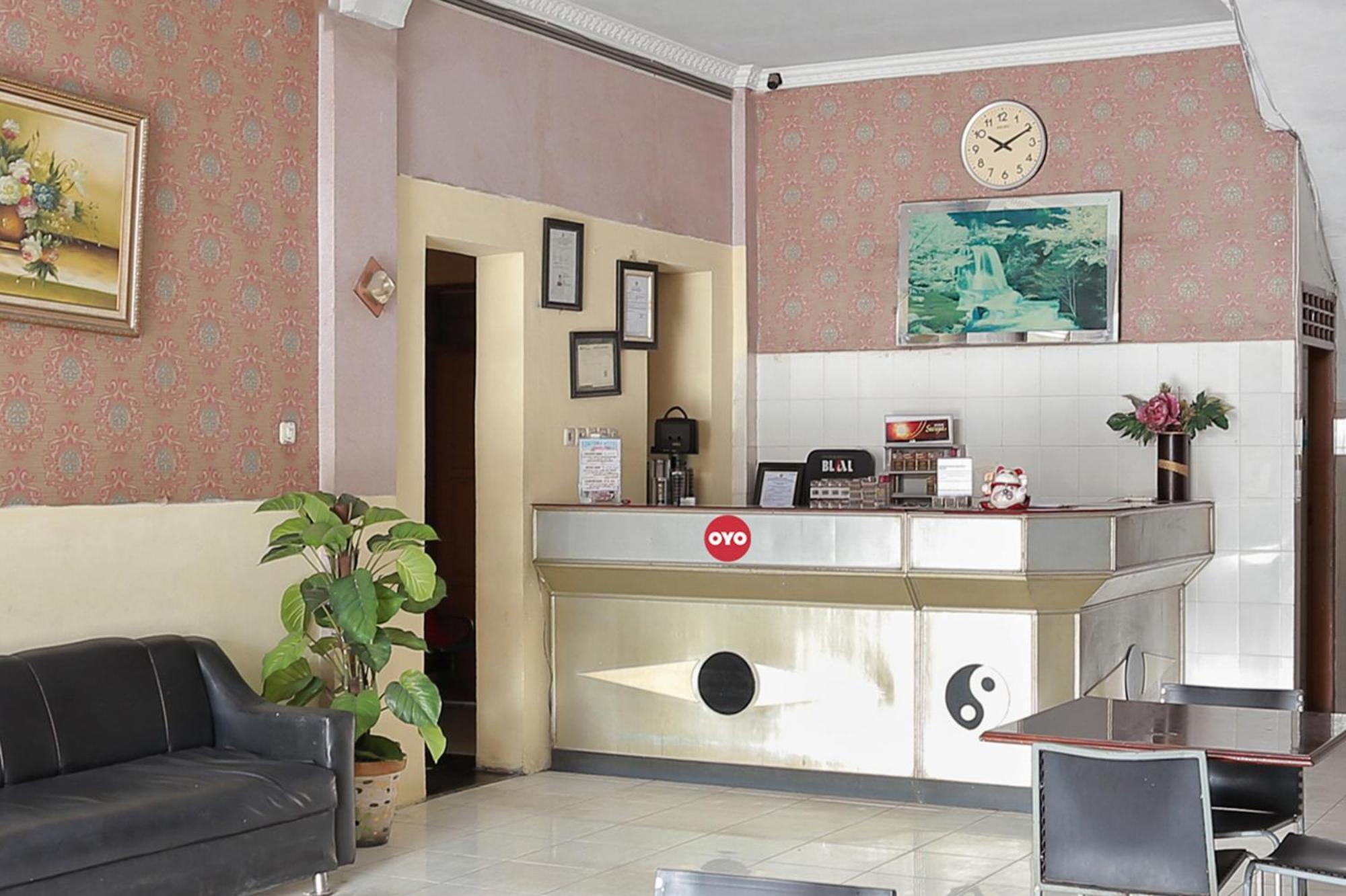 Oyo 93046 Hotel Fortuna Parepare Buitenkant foto