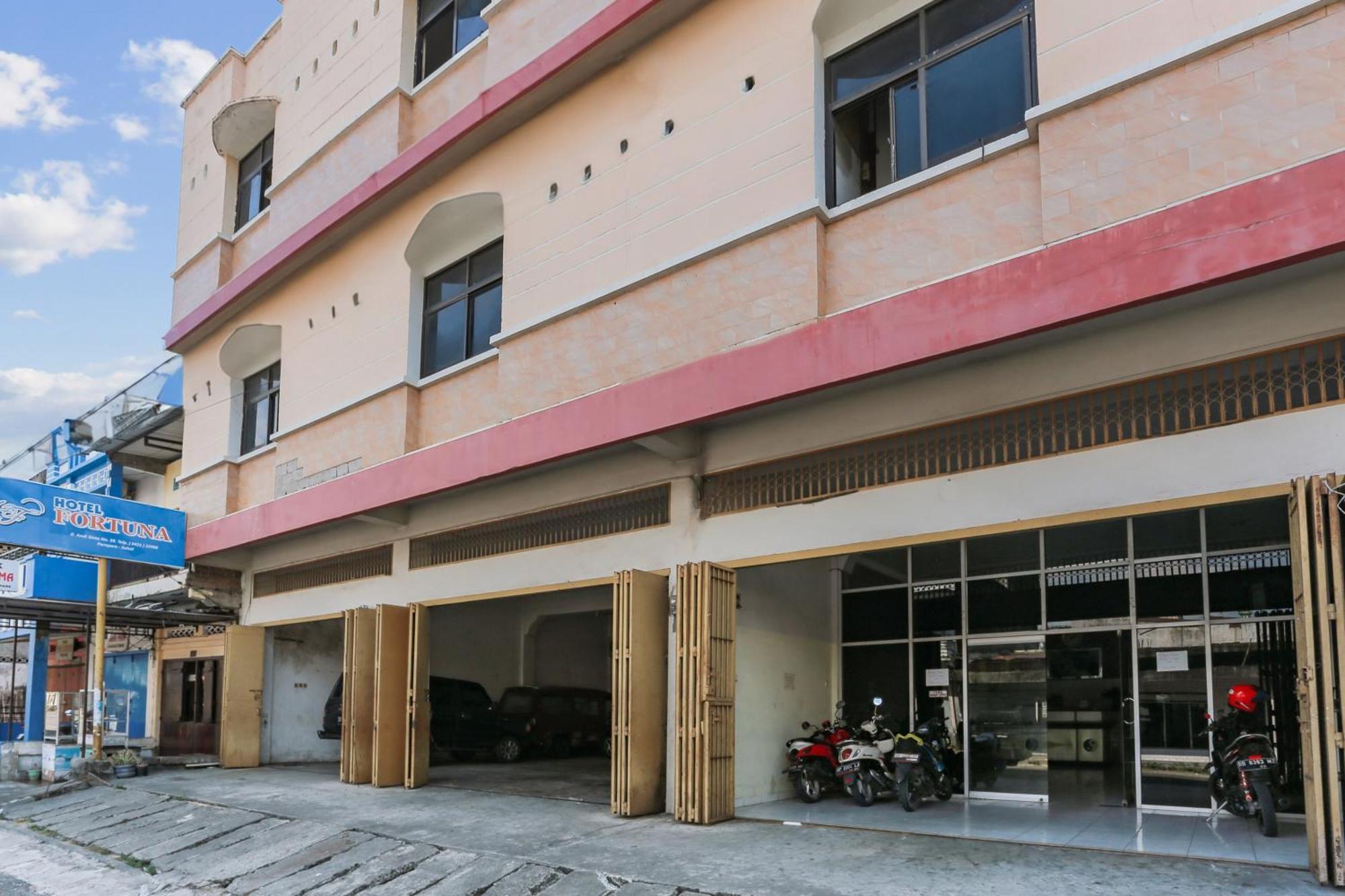 Oyo 93046 Hotel Fortuna Parepare Buitenkant foto