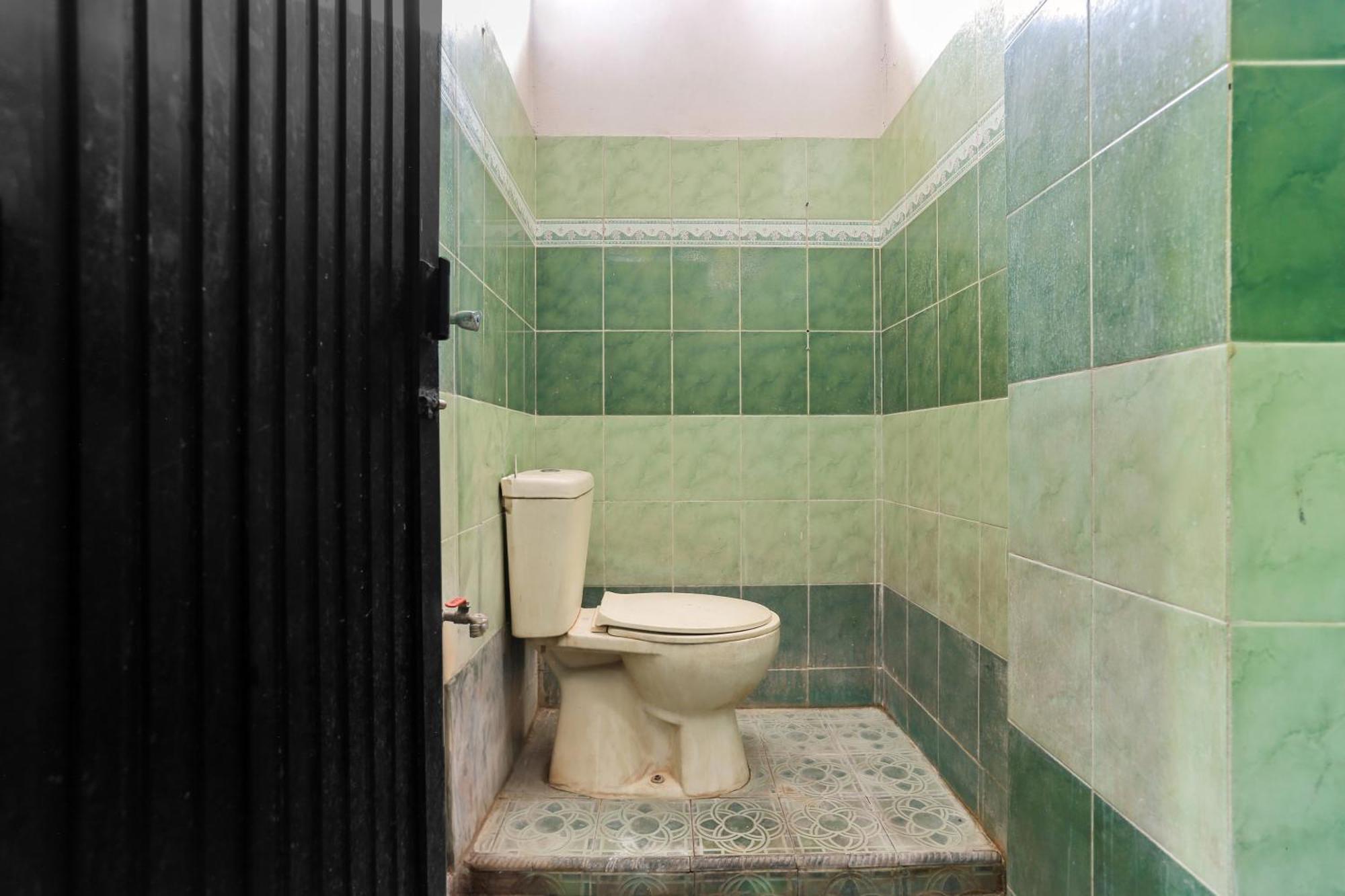 Oyo 93046 Hotel Fortuna Parepare Buitenkant foto