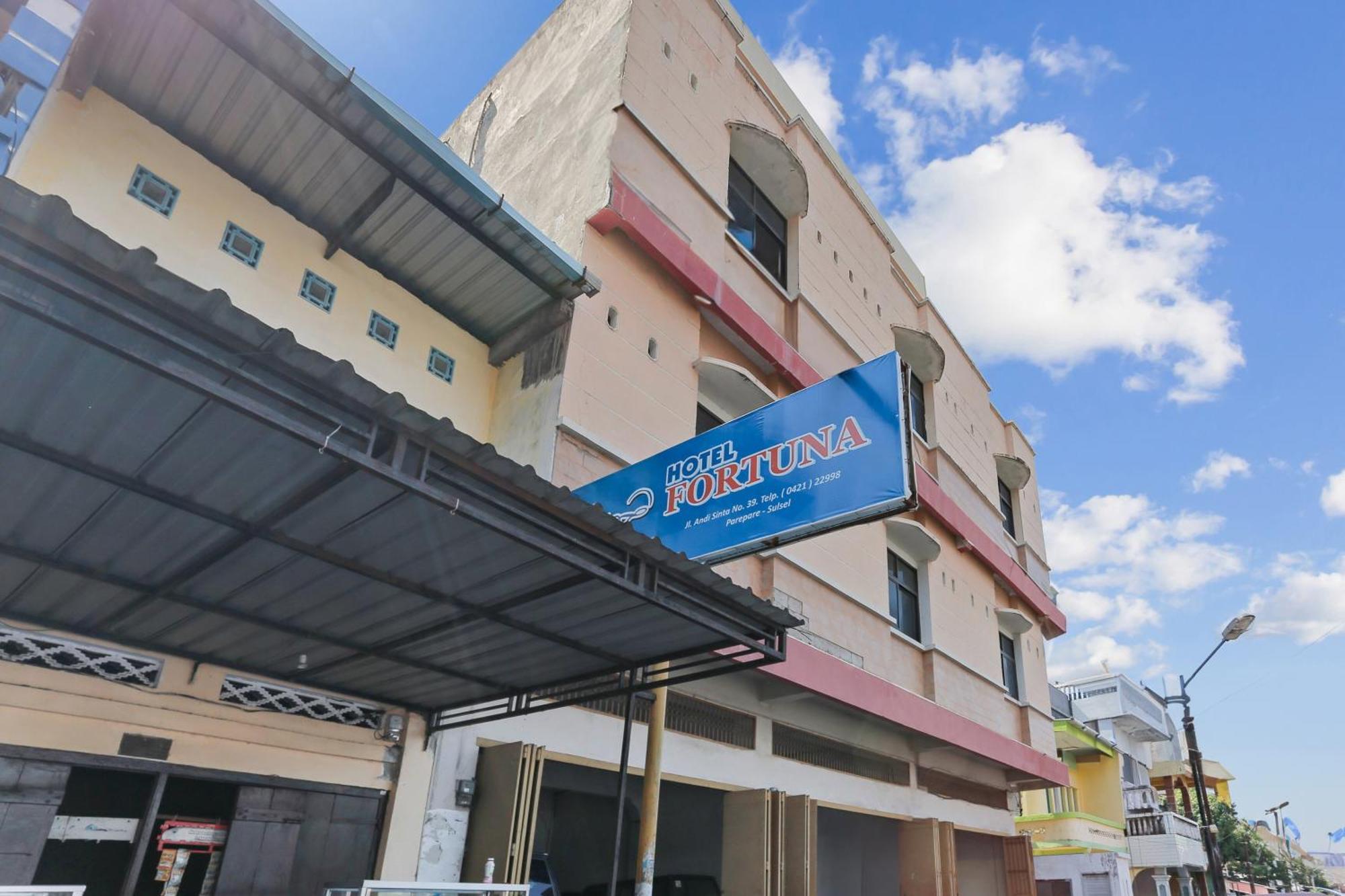 Oyo 93046 Hotel Fortuna Parepare Buitenkant foto